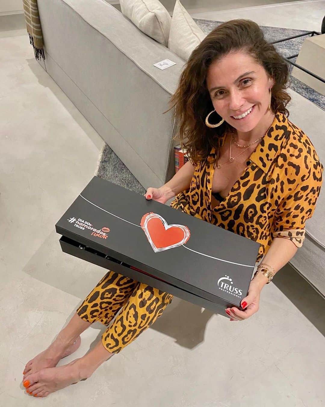 Giovanna Antonelliのインスタグラム：「Ja que é dia de celebrar o amor, vale se declarar, se sentir apaixonado, vale mensagem de DM, foto, cartão, poesia, música... com amor, vale tudo!!! E a @trusshair sabendo disso,  me mandou essa caixa cheia de coisa linda, pra eu fazer um clima com mto romance por aqui !!! 😍❤️ Até porq, romantismo é uma forma deliciosa de demonstrar o amor né gente!!!! ?? E vocês??? Me Contem aqui!? Como demonstram o amor? Quero dicas! Coisas divertidas que já fizeram, quero ideias.  Ahhh! E que nunca nos falte amor !!! Amor de todo jeito!!! 🥰」