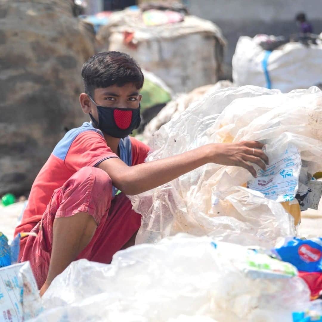 unicefさんのインスタグラム写真 - (unicefInstagram)「Twelve-year-old Miajul sorts through hazardous plastic waste without any protection, exposing himself to infections and diseases like #COVID19. Like many, he was pushed into child labour to support his family amidst the lockdown in Bangladesh. Child labour decreased by 94m since 2000, but that gain is now at risk with the pandemic. We can’t let that happen. To counter the threat of increased child labour, we need more comprehensive social protection, easier access to credit for poor households, the promotion of decent work for adults, measures to get children back into school, including the elimination of school fees, and more resources for labour inspections and law enforcement. #NoChildLabourDay © UNICEF/UNI335716」6月13日 0時45分 - unicef