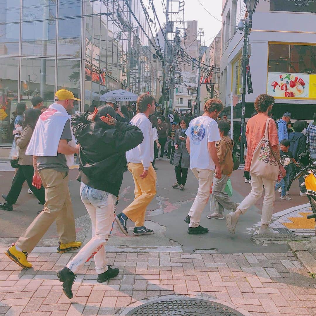 太田りこのインスタグラム：「この海外の方前2人が履いてるパンツ…どこのだったんだろう…未だに分からず…可愛かったなぁ🥺  #fashion #tokyo #fashiongram」