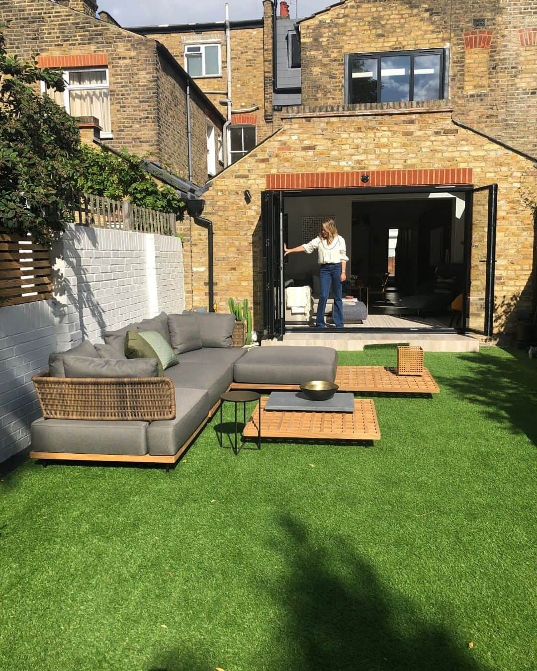 Minotti Londonさんのインスタグラム写真 - (Minotti LondonInstagram)「While the sunshine is hiding away from us this week, all we really want to do is to have a garden party, with guests reclining on the Quadrado sofa with a glass of wine, in this beautiful garden.  This stunning outdoor sofa is part of interior designer @aliceleighdesign’s own home, which features a host of elegant Minotti furniture.  Until it’s time to party with friends, stay home and stay safe. Remember you can still experience the whole Minotti collection at our showroom in Central London.  Tap the link in our bio to get in touch or to watch the full Fulham Project video with Alice as she guides you through her beautiful home design.  #minotti #minottifurniture #minottilondon #london #fulham #furniture #furnituredesign #design #designer #designinspiration #designinspo #garden #interiordesign #interiordesigner」6月13日 0時51分 - minottilondon
