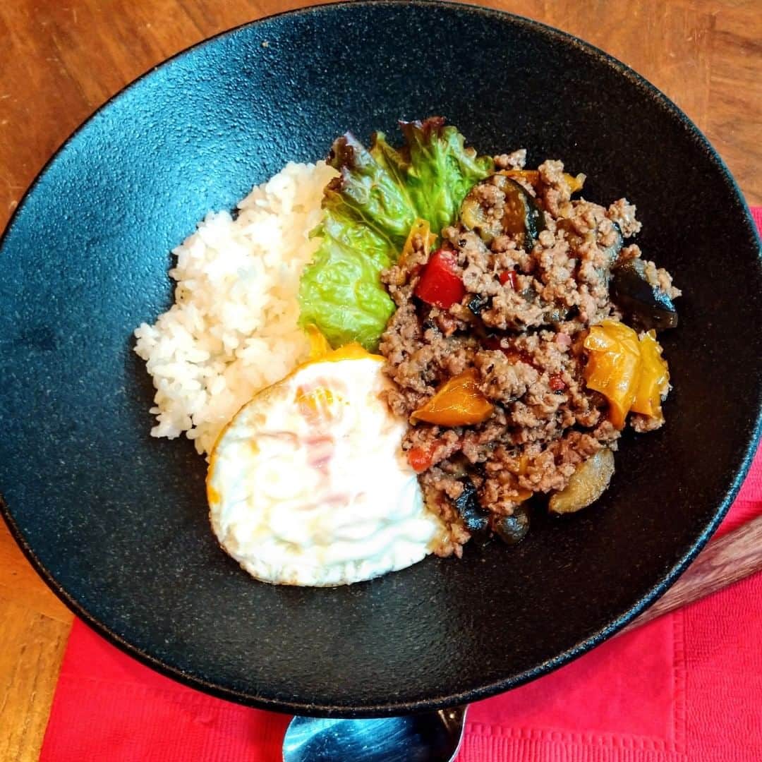 Courtyard by Marriott Tokyoのインスタグラム：「LAVAROCK BEEF LUNCH  11:30～14:30（L.O.14:00) Weekday 平日 6月15日からの週替わり新メニューはこちら！ 😀😀-Beef Gapao Rice- -ビーフガパオライス-🥩🍳 ¥1,200 #ランチ #日本橋 #銀座 #レストラン #タイ料理 #オフィスランチ#ホテル #東京駅 #京橋グルメ #京橋  #牛肉 #ランチ #東京 #マリオット #ランチセット」