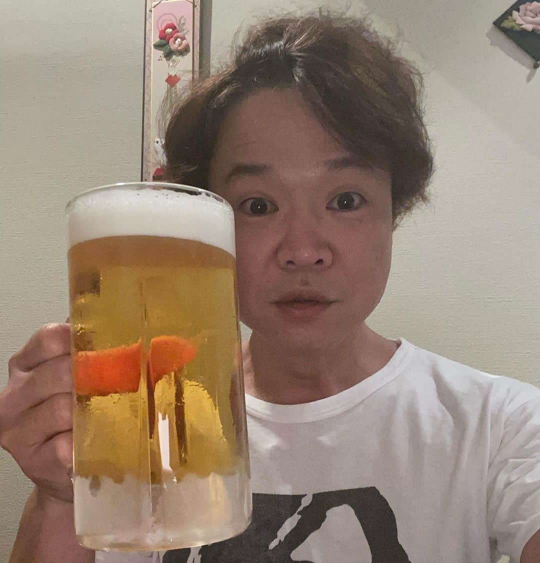 大溝清人さんのインスタグラム写真 - (大溝清人Instagram)「‪ぼくの好きなお酒は‬ ‪巨人の‬ ‪親指を漬け込んだ‬ ‪大親指ビールですね。‬ ‪この喉ごしが‬ ‪たまらん！‬ ‪6月20日　土曜日‬ ‪21時から‬ ‪第二弾‬ ‪スナック清人❗️やります。‬ ‪定員になり次第締め切らせていただきます。はい。定員になれば。‬ ‪https://silkhat.yoshimoto.co.jp/projects/1587‬ ‪#スナック吉本‬ ‪#シルクハット‬ ‪#吉本自宅劇場‬ #バッドボーイズ清人」6月13日 11時47分 - badboys_kiyoto93