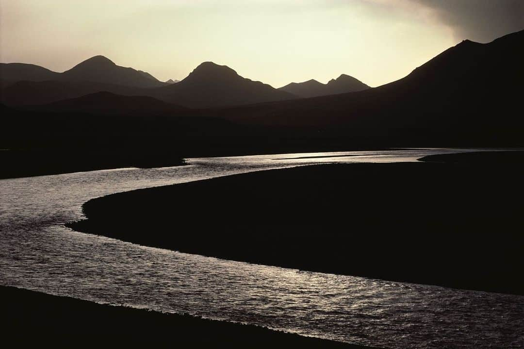 Michael Yamashitaさんのインスタグラム写真 - (Michael YamashitaInstagram)「Untamed River — From a trickle to a torrent, a river runs through it: to Tibetans, it’s known as Dza Chu, or the River of Stones, and to the Chinese it’s the Lancang Jiang, the Turbulent River. As it follows its 2600 mile journey to the sea, the river runs through valleys and gorges plunging ever downwards. In sparsely populated northern Yunnan, the Mekong drops an incredible 15,000 feet, making it a formidable obstacle to cross. Bridges are few and far-between, so the most common method of crossing is by zip line — a single strand of cable strung at a steep angle over the river. Using a sling attached to a pulley, the rider hooks on the cable and with the help of gravity slides down the high wire as if aboard an adventure park ride, suspended several hundred feet over the churning white water to get to the other side. #dzachu #tibetan #lancangjiang #yunnanprovince #mekongriver  A limited number of signed copies of Mike’s out-of-print book “A Journey on the Mother of Waters: Mekong” are available to purchase from our website michaelyamashita.com or the link in our profile.」6月13日 10時21分 - yamashitaphoto