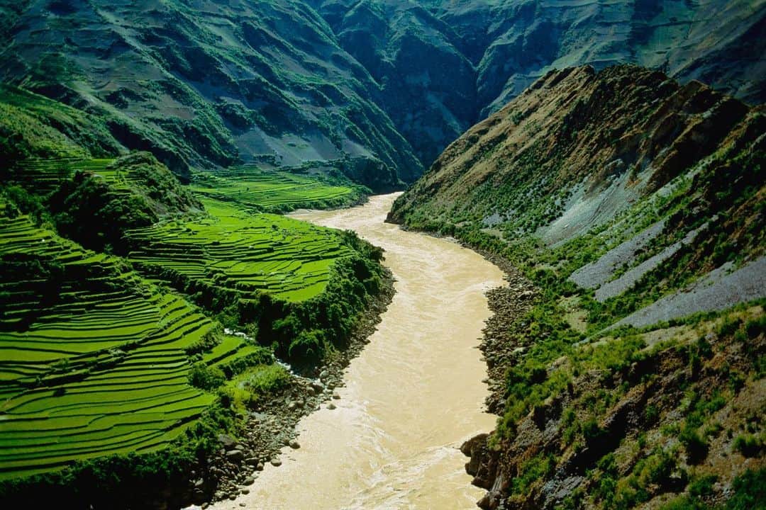 Michael Yamashitaさんのインスタグラム写真 - (Michael YamashitaInstagram)「Untamed River — From a trickle to a torrent, a river runs through it: to Tibetans, it’s known as Dza Chu, or the River of Stones, and to the Chinese it’s the Lancang Jiang, the Turbulent River. As it follows its 2600 mile journey to the sea, the river runs through valleys and gorges plunging ever downwards. In sparsely populated northern Yunnan, the Mekong drops an incredible 15,000 feet, making it a formidable obstacle to cross. Bridges are few and far-between, so the most common method of crossing is by zip line — a single strand of cable strung at a steep angle over the river. Using a sling attached to a pulley, the rider hooks on the cable and with the help of gravity slides down the high wire as if aboard an adventure park ride, suspended several hundred feet over the churning white water to get to the other side. #dzachu #tibetan #lancangjiang #yunnanprovince #mekongriver  A limited number of signed copies of Mike’s out-of-print book “A Journey on the Mother of Waters: Mekong” are available to purchase from our website michaelyamashita.com or the link in our profile.」6月13日 10時21分 - yamashitaphoto