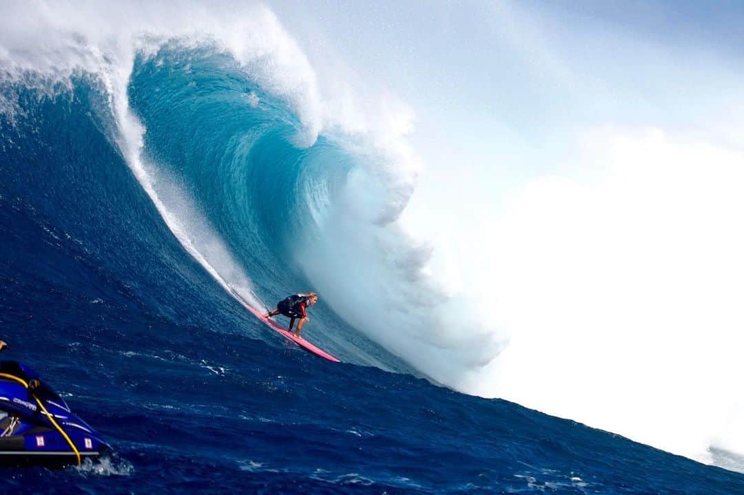 フェリシティー・パルマティアーのインスタグラム：「Grab that rail @erikaederphotography @wslbigwave #jawschallenge」