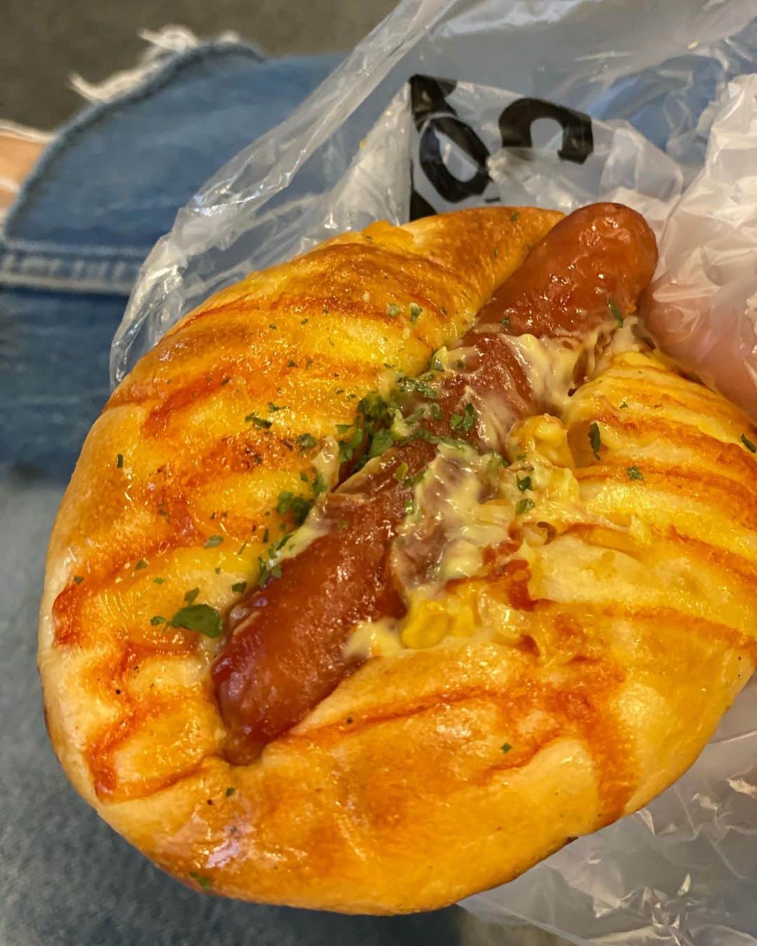 イナチ のインスタグラム：「. 소시지  빵 JMT」