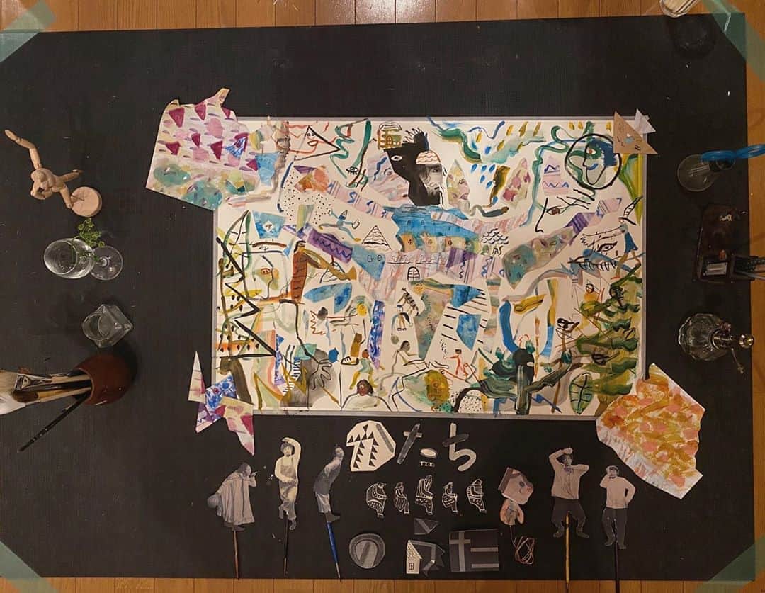 松本野々歩のインスタグラム：「前回アップした、ロバート・バーローの映像作品 「かたちのうた」 観ていただけましたかー？  誰にだって、子どもたちにだって真似できるように と、なるべくアナログな方法にこだわって作製しました  真っ暗な部屋で アイフォンのライトが照明で、メンバーが横から上から角度を変えながらずっと当てて。  最終的なゴールを決めすぎないで、 その時湧き出るアイディアやひらめきを大事にしたかったので、 地道で、おまけに出来上がるまでどーなるかわからない！ってゆうハラハラもあって  だから　最後まで撮れた時の喜びひとしお！  深夜、家に帰ると、 びっくりするくらい疲れてて。 それもまたよかった。 すきだ〜　この疲労感。  曲は2年前くらいに作った曲。 あそびの教室や、色んな活動の中で出会う子どもたちを見ていて、これから待ち構えているかもしれない、小さな苦難、大きな苦難や、絶望。　 自分の持つ想像力や創造力や発想力で乗り越えってほしい ってゆう、遠回しな、でもわたしなりの、ロバート・バーローなりのとってもまっすぐなおうえんソングです。  YouTubeで　ぜひ、ご覧ください🦢🍋🐓🍊 ・ ・ ・・・・・・・・・・・・ ・ ・ タイトル；ロバート・バーロー「かたちのうた」 ・ ・ 「あそびの教室」や舞台をやる中で、生まれた曲  作曲：田中馨　作詞：松本野々歩  演出・コラージュ：松本野々歩 イラストレーション：木下ようすけ 制作・歌と演奏：ロバート・バーロー （田中馨・いづみれいな・木下ようすけ・小田晃生・松本野々歩）  @robart.barrow」