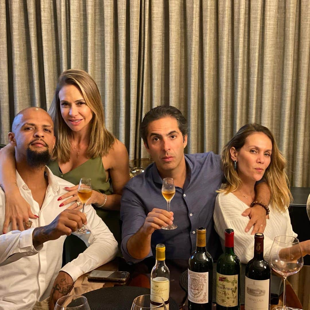 フェリペ・メロさんのインスタグラム写真 - (フェリペ・メロInstagram)「Jantar em casa de dia dos namorados!! #obrigadoJesus #vinhos #hojepode #diadosnamorados #familia #family #vaipassar #encasa #Deusebomeodiaboevacilao #ilovewine #wine #chateau #pichonbaron #ornellaia #lafleurpetrus #ousado 🍷」6月13日 10時37分 - felipemelo