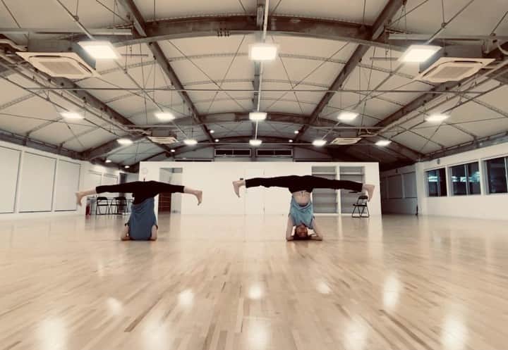 のインスタグラム：「✒︎ Artistic yoga ♪ The Beatles/come together ・ @artistic.yoga  #artisticyoga #yoga #artistic  #rhythmicgymnastics #dance #stretch」