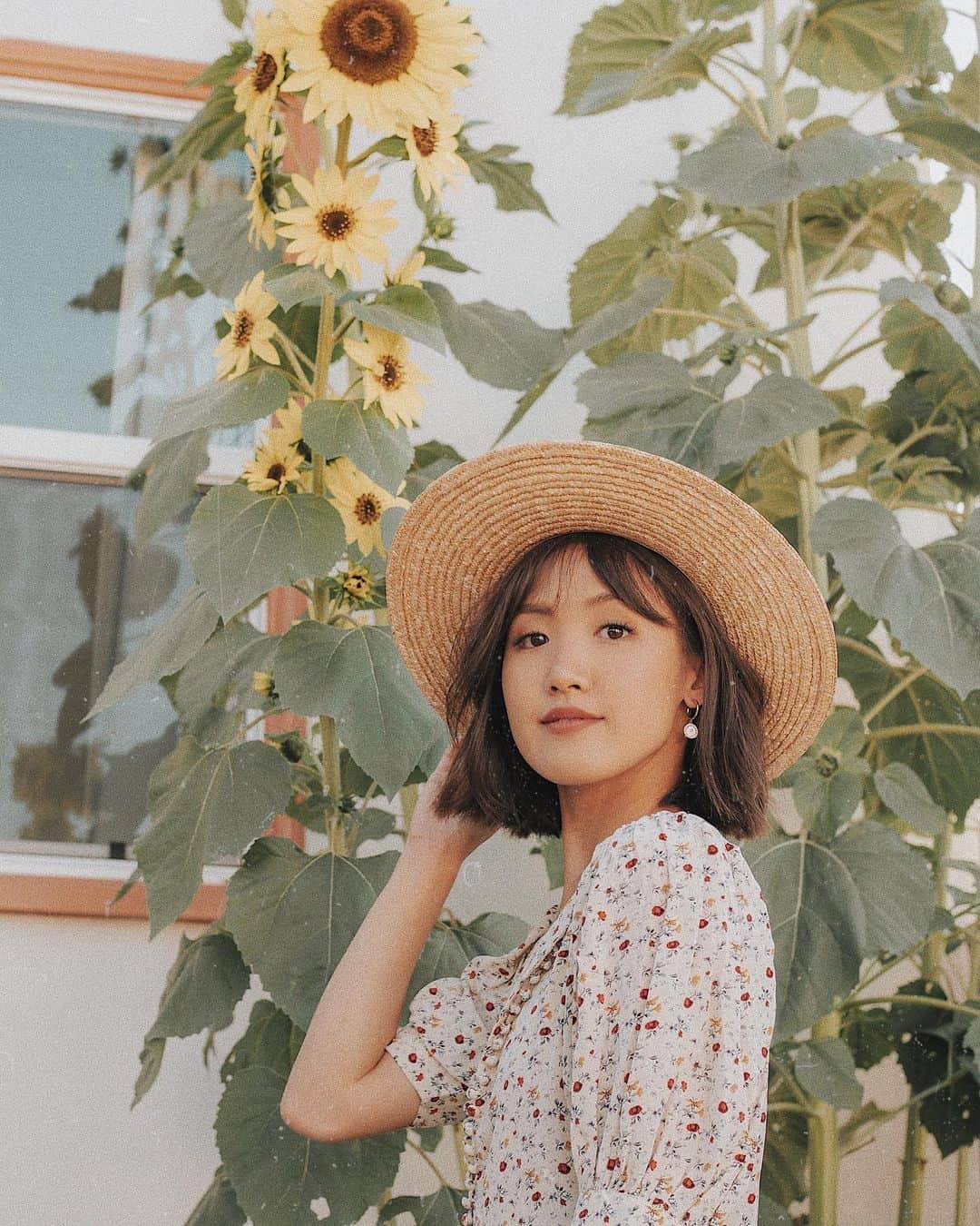 W E Y L I Eのインスタグラム：「The last time my hair was this short, I was in the 2nd grade & my mom made me cut it this short so she won’t have to spend money on more haircuts 😂 I remember crying the entire bus ride home while my grandma comforted me. I was not allowed to grow my hair out until I was around 6-7 years old. In some traditional Chinese families (like mine), I was not desired because I was born a girl. My grandmother (on my dad’s side) made my parents dress me in boy clothes & have a buzz cut because boys bring honor to the family. (Girl, really ridiculous I know 🥴). I was made fun of at school everyday and finally my principal called my mom and asked why she wouldn’t allow me to have a choice in the way I looked. Thank you principal because from then on, my mom went against my grandmothers wishes & let me make my own choices. It took years before I had shoulder length hair & it meant so much to me. Then my mom made me cut it!! 🤦🏻‍♀️ Over the years, my family finally loosened up and started to appreciate all the girls too! Anyway, hope you enjoyed this little story. Also, check out that peace sign tho ✌🏼😂」
