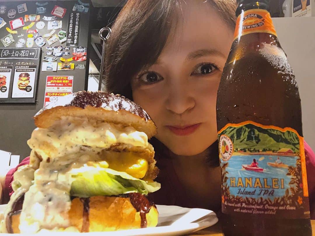 いとうまい子のインスタグラム：「超ビッグサイズのフィッシュバーガー食べたよ♪ 次回はハンバーガーに挑戦！ かぶりついたらアゴが外れそうだったから、ナイフとフォークで頂きました😊💕 #超ビッグサイズ #フィッシュバーガー #うまうま #ハングリーヘブン #いとうまい子」