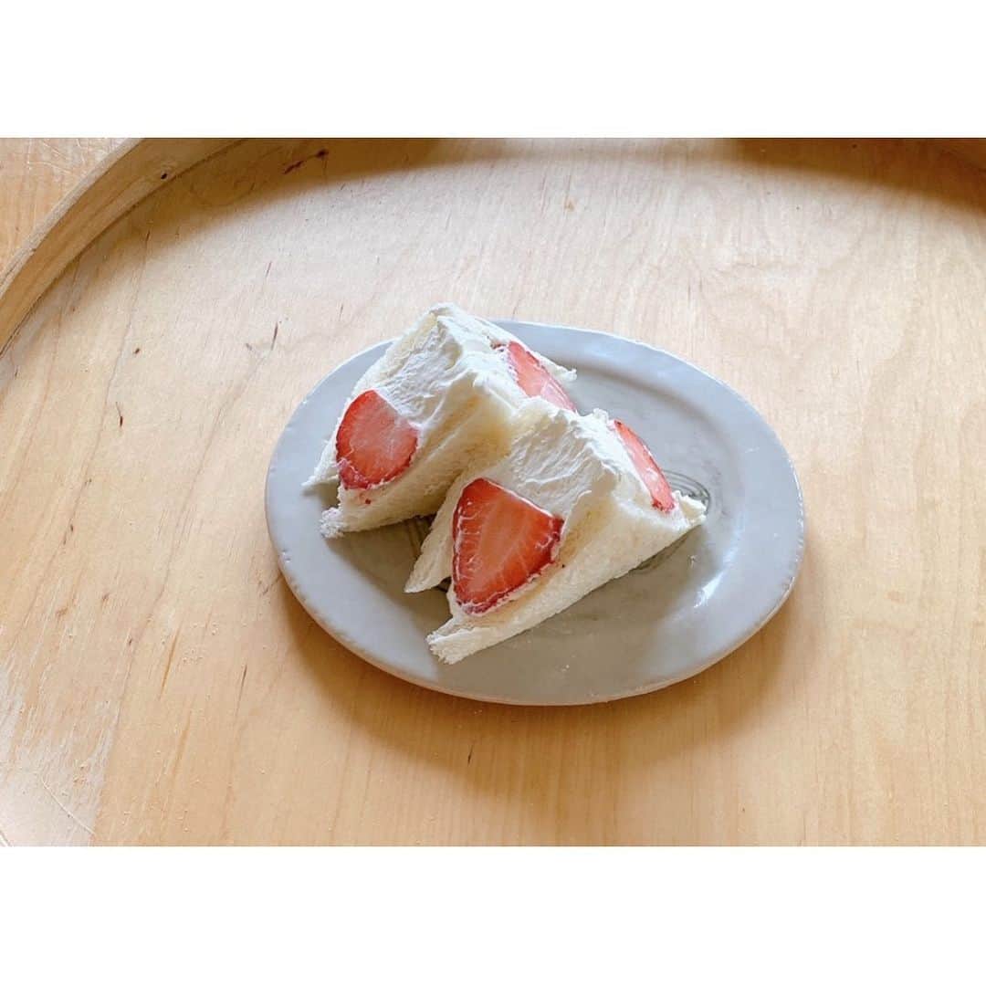 OKAさんのインスタグラム写真 - (OKAInstagram)「真ん中に苺を入れ忘れたフルーツサンド。 #雨の日の朝ごはん #タカノミヤ」6月13日 10時52分 - ytrpics