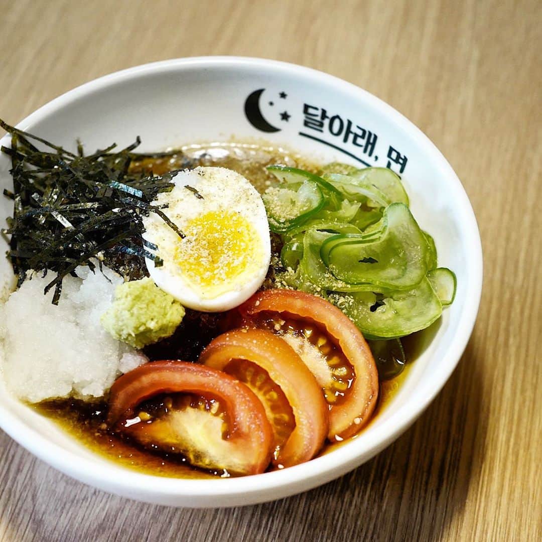 パク・ヨンインのインスタグラム：「오늘 같은 더위에는 움직이기도 싫고, 입맛도 없고.. ㅜㅠ 그냥 시원~~~ 한거 국물 쫙~~~ 들이키면. 나도 모르게 으아~~~ 소리 나오는거. 그런거 필요하지요? 전 오늘 이거 먹을꺼에요 와사비 냉라면 ❤️ @dal_noodle #달아래면 #성수동달아래면」