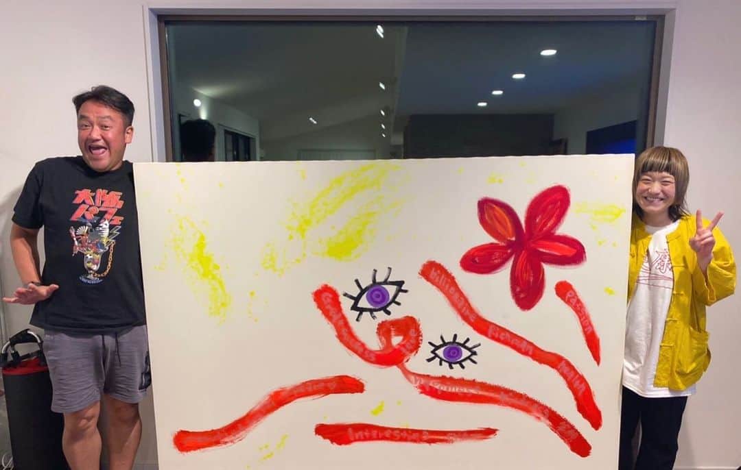 和田美枝のインスタグラム：「たむけんさん家の寝室に飾る絵を描かせて頂いたぁぁぁ🌼👁🧑🏼‍🎨 たむらさんの好きなコーデックスをイメージして、色んな言葉と共に🎨  #いつも優しさをたっぷりくれはる #たむけんさん #感謝 #コーデックス #芽（目） #花」