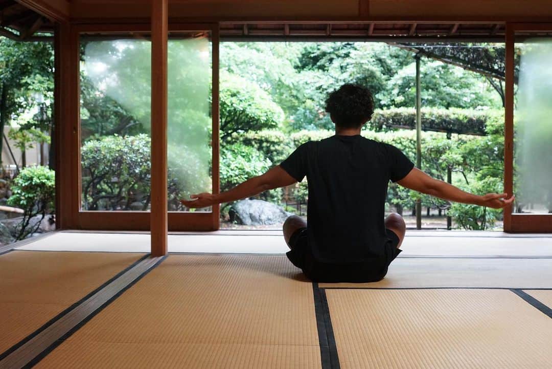 山中亮平のインスタグラム：「精神統一。 . . . @ikuta_jinja  #生田神社 #茶和楽日会 #ヨガ #精神統一」