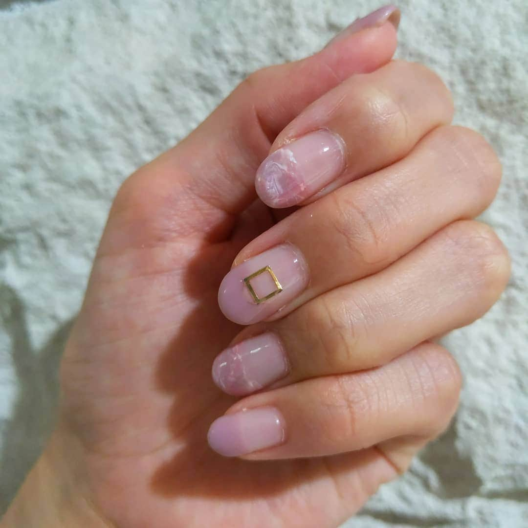 華耀きらりのインスタグラム：「梅雨入りしましたね☔。. 久しぶりのネイル💅ウキウキ😆😆. . #ピンクネイル#大理石ネイル」