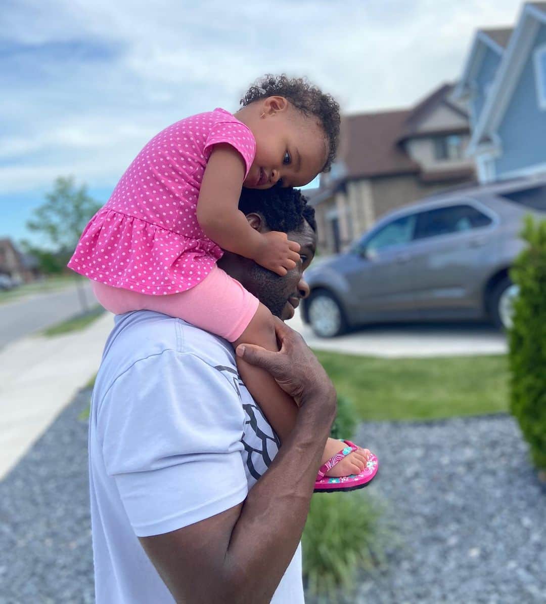 メリッサ・ビショップのインスタグラム：「To think one day that this sweet baby girl may be bullied because of the colour of her skin or the way her hair looks. ⠀⠀⠀⠀⠀⠀⠀⠀⠀⠀⠀⠀ ⠀⠀⠀⠀⠀⠀⠀⠀⠀⠀⠀⠀ Or to think that her dad, my husband, who is the gentlest, kindest, and most loving person, who is black, could be KILLED on a run because of the colour of his skin. ⠀⠀⠀⠀⠀⠀⠀⠀⠀⠀⠀⠀ ⠀⠀⠀⠀⠀⠀⠀⠀⠀⠀⠀⠀ Both of these scenarios are a nightmare to me as a white woman, with white privilege. But this is REAL LIFE for black people and POC. Why does the colour of ones skin dictate how they get treated? ⠀⠀⠀⠀⠀⠀⠀⠀⠀⠀⠀⠀ ⠀⠀⠀⠀⠀⠀⠀⠀⠀⠀⠀⠀ It’s time for change. My daughter, my husband, my extended family, my best friends boys, my friends, coaches, teammates, classmates, and any POC I have the privilege of knowing. You deserve what I deserve. You deserve to be treated fairly based on WHO you are, not on the colour of your skin. ⠀⠀⠀⠀⠀⠀⠀⠀⠀⠀⠀⠀ BLACK LIVES MATTER. I stand with you. I stand beside you. I am here for you. I will keep fighting for you.」