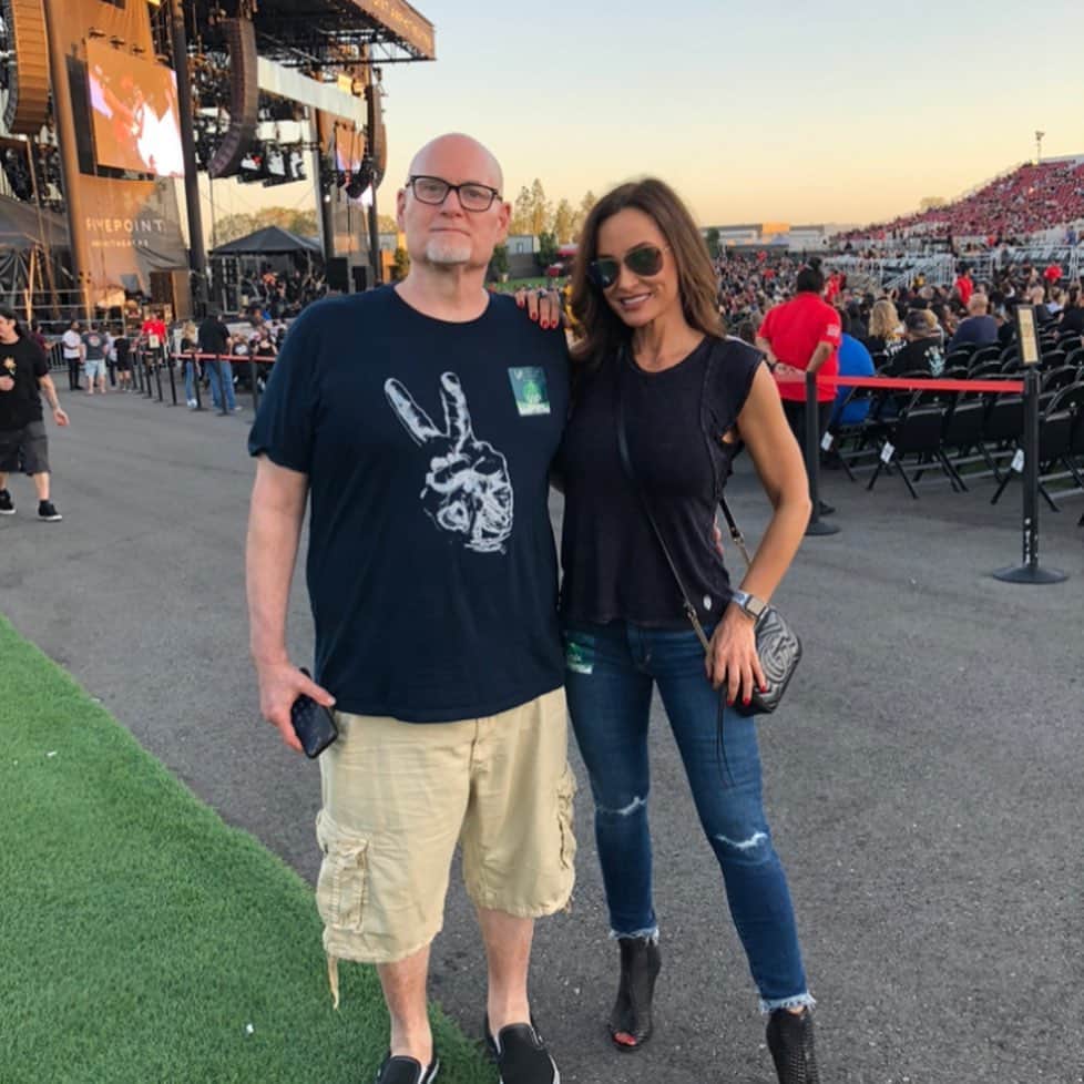 のインスタグラム：「#flashbackfriday  The @aliceinchains show in Irvine with @footballdiehard - perfect weather - amazing show & well looking back at the traffic, I would be happy to sit in that traffic about now, just listening to music & catching up In person. I am finding so many moments of #gratitude looking back ...」