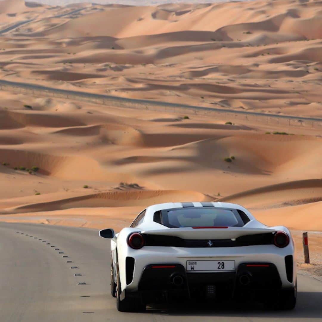 Ferrari Japanさんのインスタグラム写真 - (Ferrari JapanInstagram)「2019年に開催された #Ferrari カヴァルケード・インターナショナル。参加者は自身のフェラーリ・モデルをドライブしながら数々の美しい風景を楽しみ、砂漠やペルシア湾を囲む果てしないビーチ沿いの道の走行を堪能しました。 #フェラーリ」6月13日 2時55分 - ferrarijpn