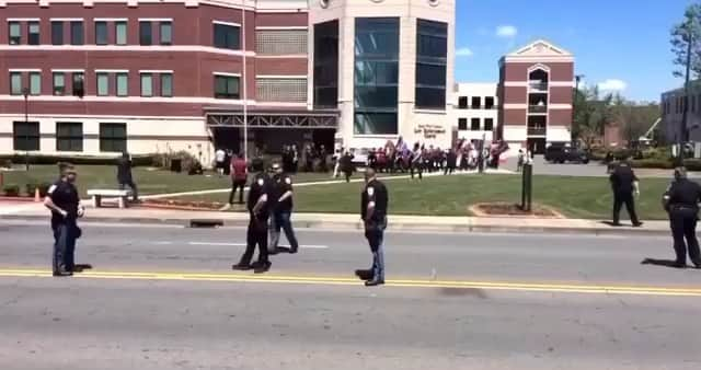 アーミー・ハマーのインスタグラム：「A friend of mine sent me this video of a KKK protest happening. Please notice large groups of people marching and yelling and carrying on. Look familiar? It should. But look different? Why? Did I mention they are all white people? One way to tell, besides the lack of melanin in their skin, is that there isn’t a single riot shield, teargas gun, or pepper spray canister anywhere. And the people protesting are part of a group that spent over a century literally lynching and killing people. Proven violent racists. Yet the cops seem totally unfazed. THIS is the problem.」