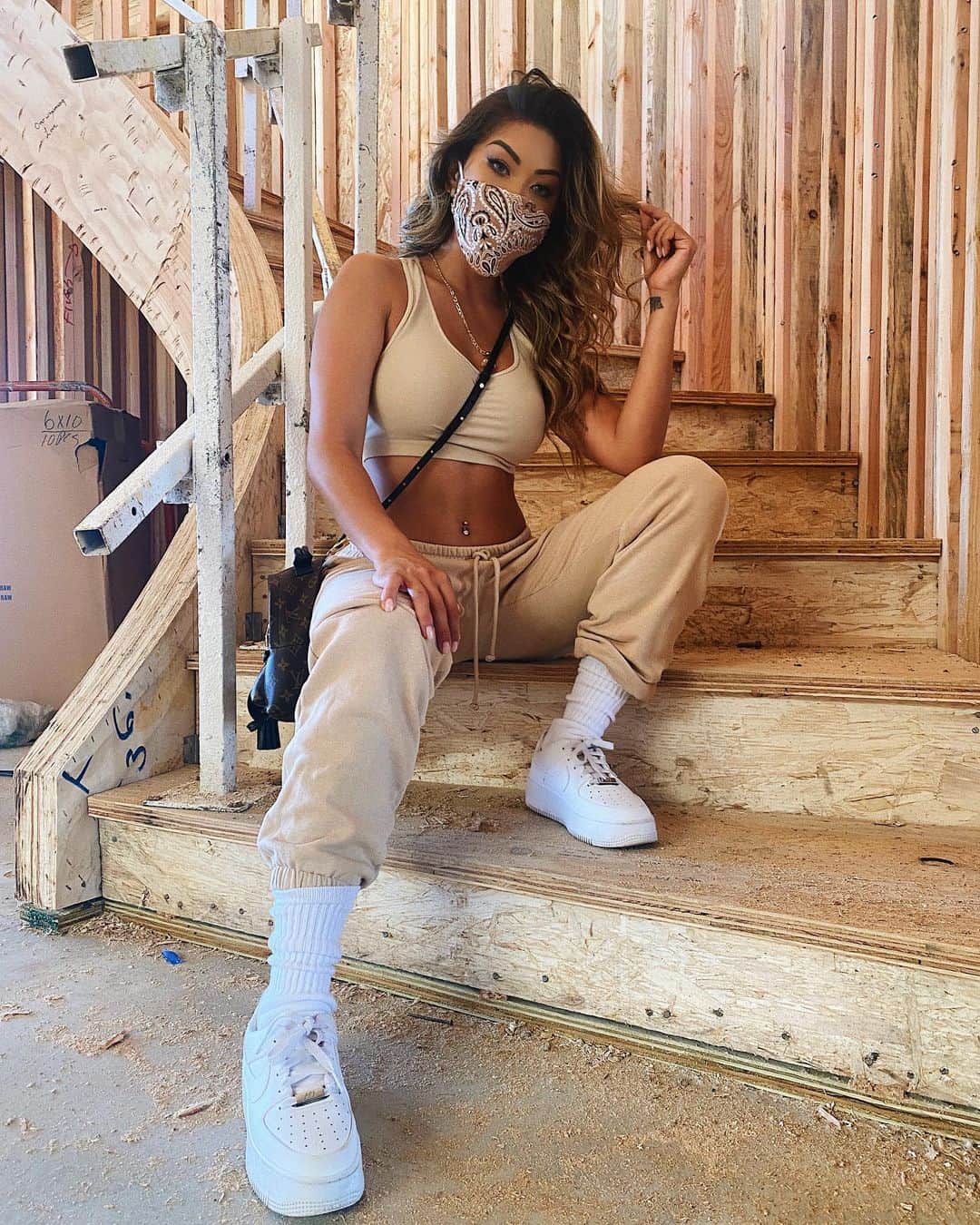 リアン Vのインスタグラム：「House Update! 🏠 We’re half way there... Seeing the progress every week is mind blowing 🤯 Excited & truly grateful 🙏🏽 Also wearing my new beige bandana mask! Now Available! Follow @shoplianev」
