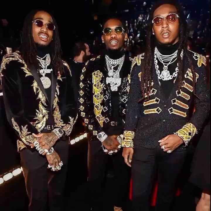 ジュリアンマクドナルドのインスタグラム：「#Throwback to @quavohuncho, @offsetyrn, and @yrntakeoff from @migos wearing bespoke #JULIENMACDONALD  opulent 24-carat gold embroidered outfits  Styled by @zoecostello Video by @voguemagazine」