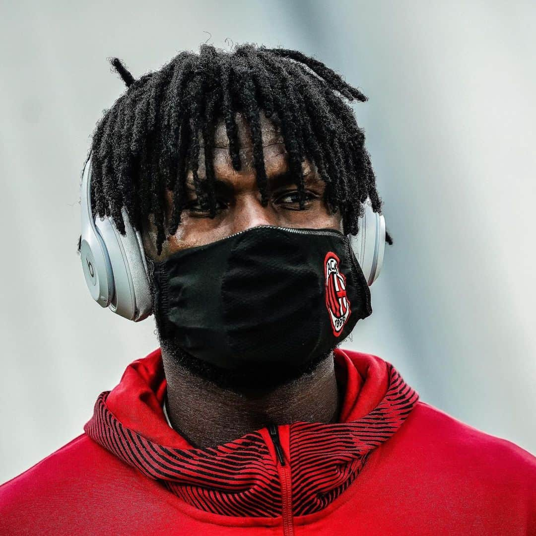 ACミランさんのインスタグラム写真 - (ACミランInstagram)「Inspecting the pitch in safety with our #ACMilan masks 🔴⚫️ Also available on our online store 🛒 #JuveMilan #CoppaItalia #SempreMilan」6月13日 3時25分 - acmilan