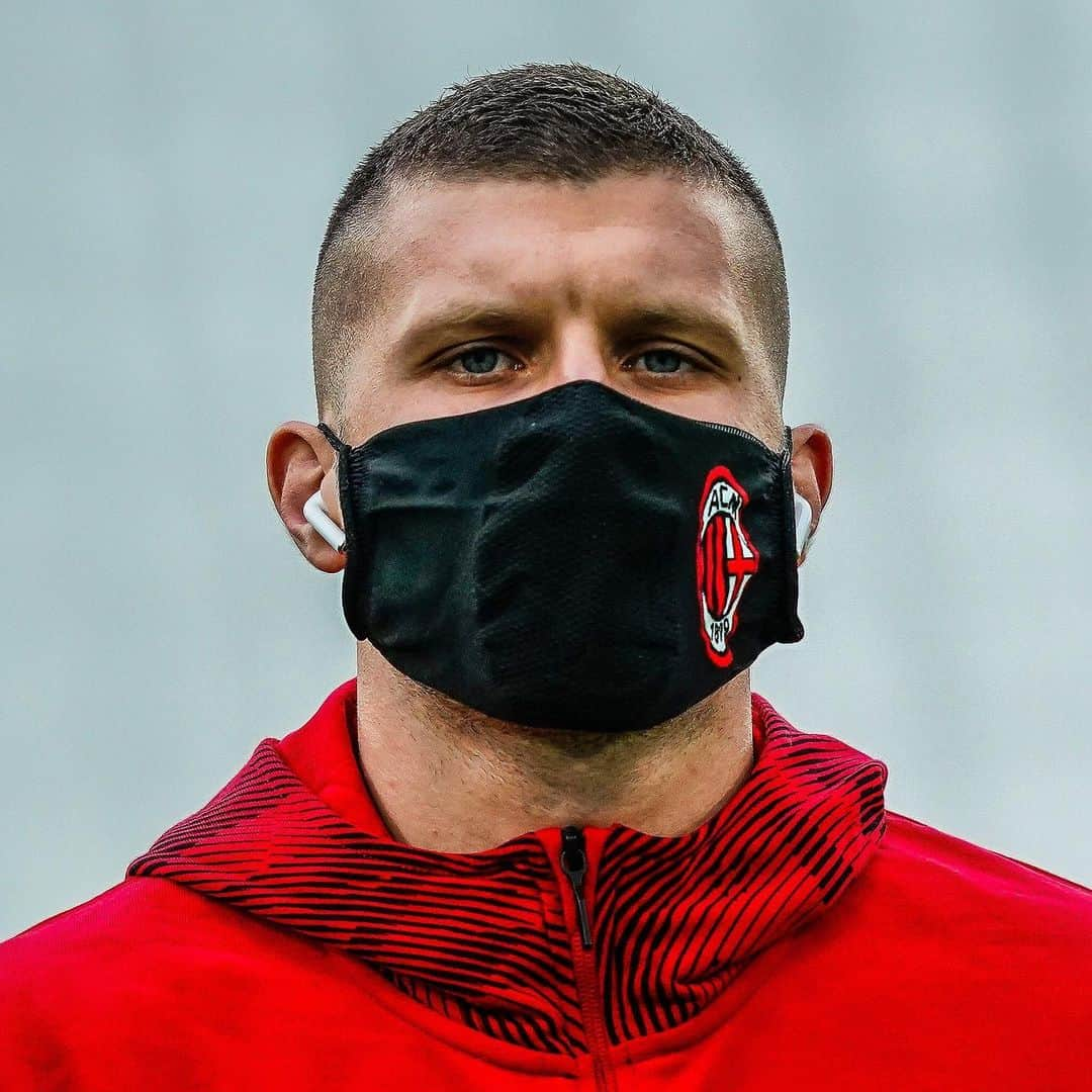 ACミランさんのインスタグラム写真 - (ACミランInstagram)「Inspecting the pitch in safety with our #ACMilan masks 🔴⚫️ Also available on our online store 🛒 #JuveMilan #CoppaItalia #SempreMilan」6月13日 3時25分 - acmilan