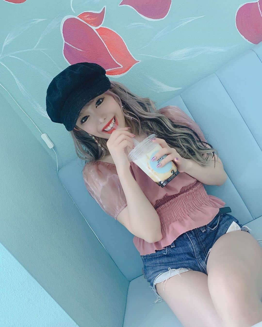 あんじゅのインスタグラム：「♡ ． 明日も良い日になるといいな、じゃなくて明日はいつもより良い日にします(ﾉ)・ω・(ゞ)🎀💕💓💗 ． もちろん1部2部も待ってるよ😌💓 ． ．  #Burlesque #バーレスク #バーレスク東京 #大阪 #バーレスク大阪 #北新地 #ミナミ #キャバクラ #ホスト #歌舞伎町 #ダンサー #Japanesegirl #自発ください  #ロリ顔 #グラビア  #ガンメッシュ #ギャル #加工厨 #量産型 #太もも #むちむち #低身長女子 #雰囲気詐欺 #雰囲気好きな人いいね #自撮り界隈  #1mmでもいいなと思ったらいいね #被写体  #タピオカ #カフェ巡り #大阪カフェ」