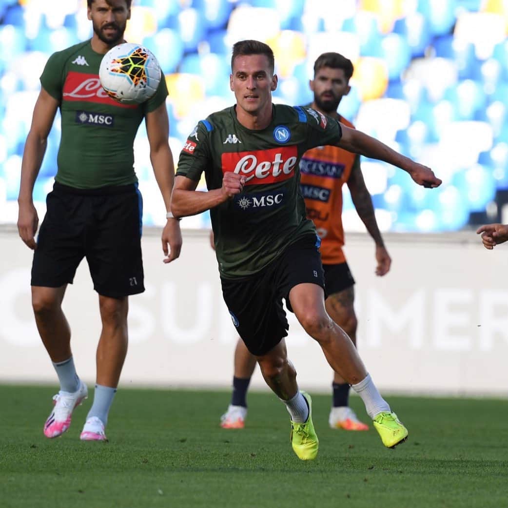 アルカディウシュ・ミリクのインスタグラム：「Finalmente ricominciamo ⚽️ #tomorrow #coppaitalia #forzanapoli  We start again, finally ⚽️! Znowu zaczynamy, nareszcie ⚽️!」