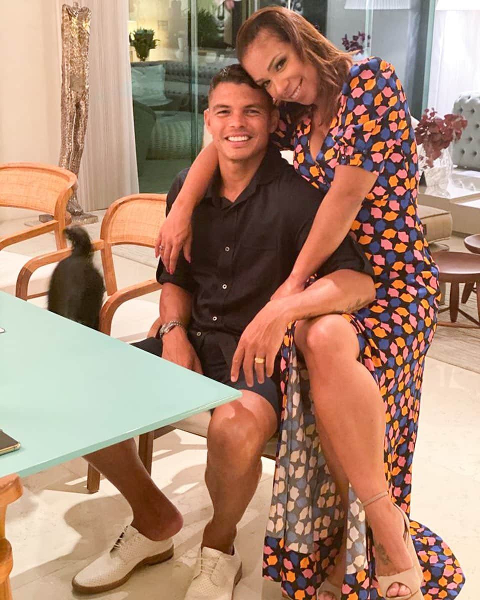 チアゴ・シルヴァのインスタグラム：「Amor, carinho, afeto, cuidado, cumplicidade, amizade, lealdade, fidelidade, respeito, que sorte a minha ter encontrado tudo isso em uma pessoa só, minha @bellesilva 🌹Feliz dia dos namorados! • • • #ThiagoSilva #FamiliaSilva #CoronaOut #StopCorona #restecheztoi #jesuischezmoi #restezchezvous #fiqueemcasa #fiquememcasa #ficaemcasa #euficoemcasa #stayhome #stayathome #restezalamaison #yomequedoencasa #BelleSilva #DiaDosNamorados #12dejunho #DiaDosNamorados2020 #RevistaCaras #CarasBrasil #Live」