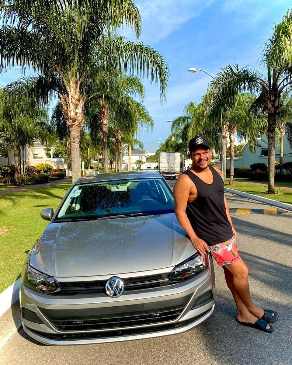 Sorriso Marotoのインスタグラム：「Não é miragem não, hein! 😀 Esse Volkswagen Polo Zero Km pode ser SEU! 😍 A galera do @live.sorte levou essa caranga lindona até o @bcbrunocardoso pra ele conferir de pertinho e mostrar pra vocês que a parada é séria mesmo! 😱 (lá no story tem vídeo dele mostrando tudinho) E não para por aí: também vai rolar sorteio de 2 Prêmios em dinheiro no valor de R$ 5 mil cada! Pra concorrer é muito fácil. Você adquire o seu @live.sorte por apenas R$ 10,00 (link na Bio 👆🏽), ajuda o Hospital do Câncer de Londrina e ainda concorre a este carro zero km e 2 prêmios em dinheiro. Domingo você pode mudar de vida com a @live.sorte!」