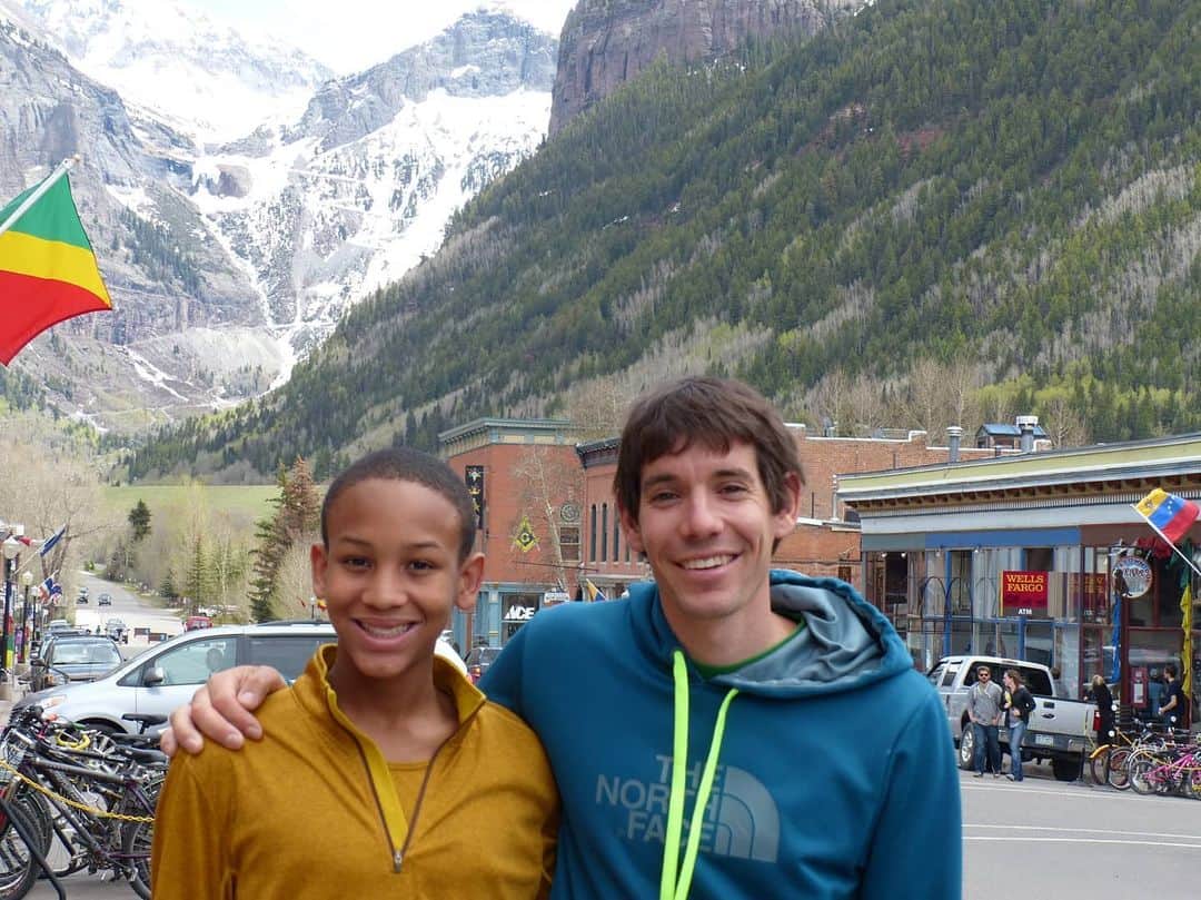 アレックス・オノルドのインスタグラム：「Instagram Takeover from @kailightner:  Growing up, I have always surrounded myself with friends of different ethnic groups and nationalities from my home in North Carolina and those I've met in the climbing community. My friendships and experiences have taught me to value and learn from different cultures and enter unfamiliar spaces with an open mind and heart. . . People often try to depict the Black Lives Matter movement as one that dismisses the value of other lives - it isn't . It's about bringing awareness to the fact that black lives should be equally valued in our communities.  It shouldn't be police lives vs. black lives vs. white lives ... it's not a competition.  We all deserve to live in a society where everyone is treated equally by the people in it and the institutions that govern us. Black Lives Matter isn't meant to elevate one community's concerns over another; its purpose is to bring awareness to the inequalities and practices that have oppressed and devalued the lives of black people. The hope is through constant advocacy from a unified voice, we can strive for a future where our entire political ecosystem works to benefit us all equally.」