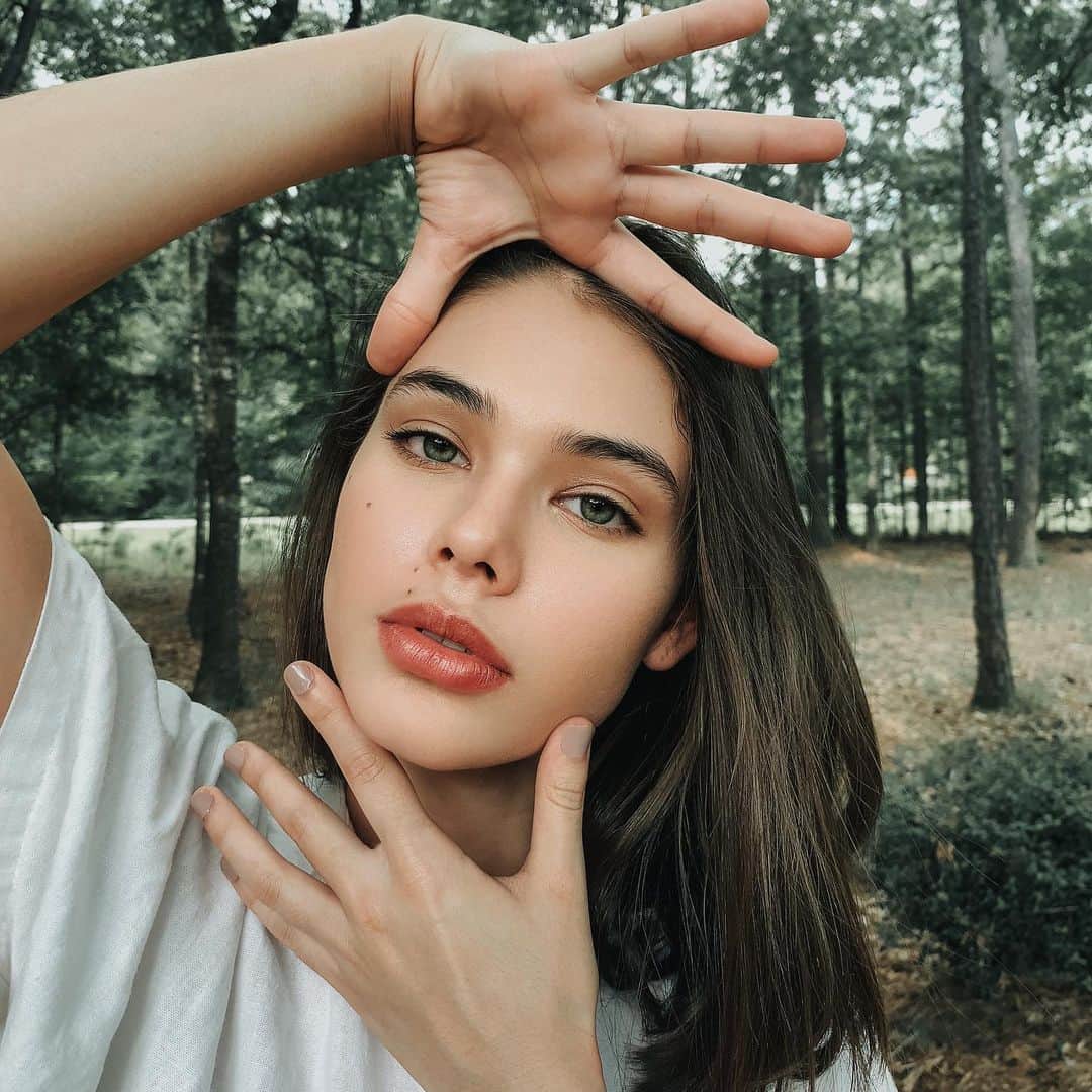 Laneya Graceさんのインスタグラム写真 - (Laneya GraceInstagram)「Vogue-ing is still a thing, right? Another shot from #facetimephotoshoot with @lillykphotography #texasmodel #model #twtx #wlyg」6月13日 4時16分 - official_laneya_grace