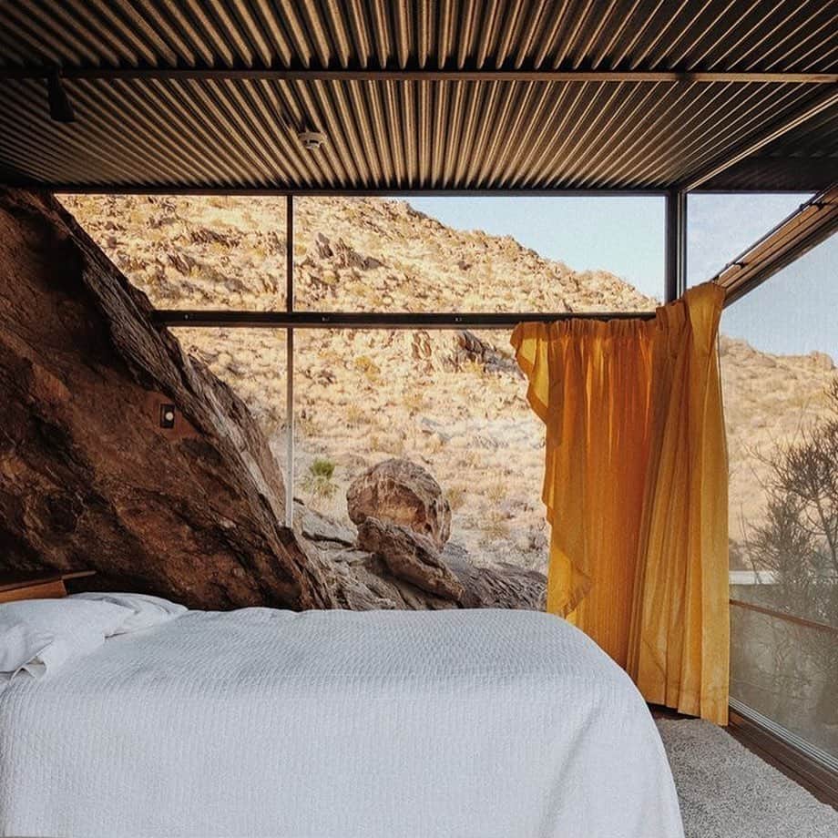 グラフ&ランツのインスタグラム：「Our dream weekend getaway, this beautiful Palm Springs home designed by Albert Frey 〰️」