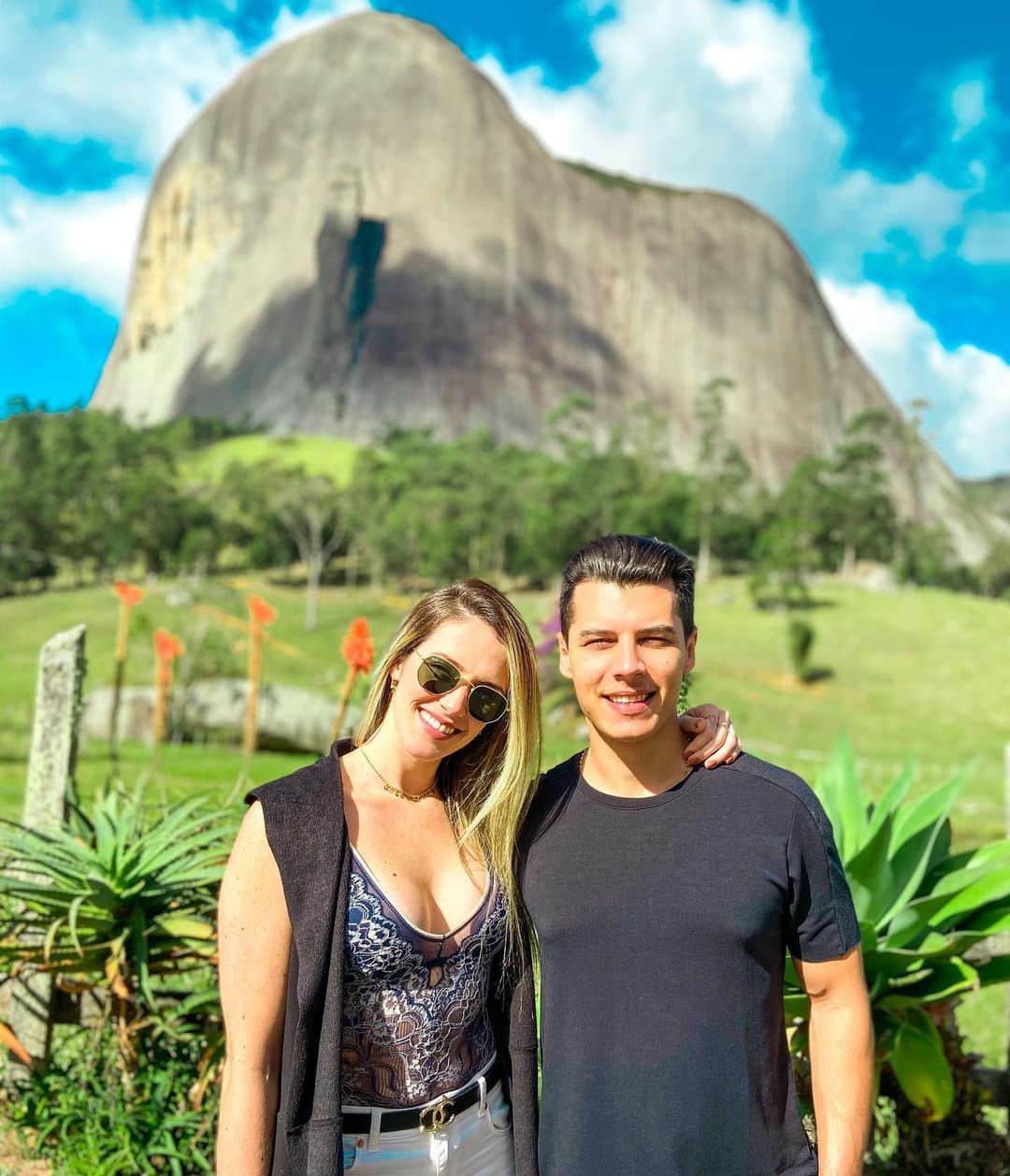 ナターリア・ガウジオのインスタグラム：「Feliz dia dos namorados pra nós!! Já é o oitavo ano que comemoramos assim juntinhos... Quantas histórias que vivemos juntos!! Histórias reais, não vivemos nenhum conto de fadas, nosso relacionamento já teve seus altos e baixos, momentos difíceis, momentos felizes, brigas e reconciliações... Como todo casal normal!! Mas você sempre esteve ao meu lado, me aturando rsrs, tentando me entender e me apoiar em todas minhas escolhas e caminhos!! Juntos nós superamos muitos problemas, amadurecemos e construimos muitas coisas, sempre fomos amigos, companheiros e sócios!! Por isso eu acredito que a gente se completa, cada um com seu jeitinho ( bem complicadinho kkkk ) e assim seguimos crescendo e evoluindo, um dando forças pro outro!! Não acredito que exista casal perfeito, mas acredito que o amor verdadeiro está principalmente nos casais que apesar dos obstáculos, sempre permanecem juntos!! Te amo!! 🙏🏻🍃🏔✨🥰👫👩‍❤️‍👨❤️ #love #valentines #bae #pedraazul #bettertogether #mylove #happiness #couple」