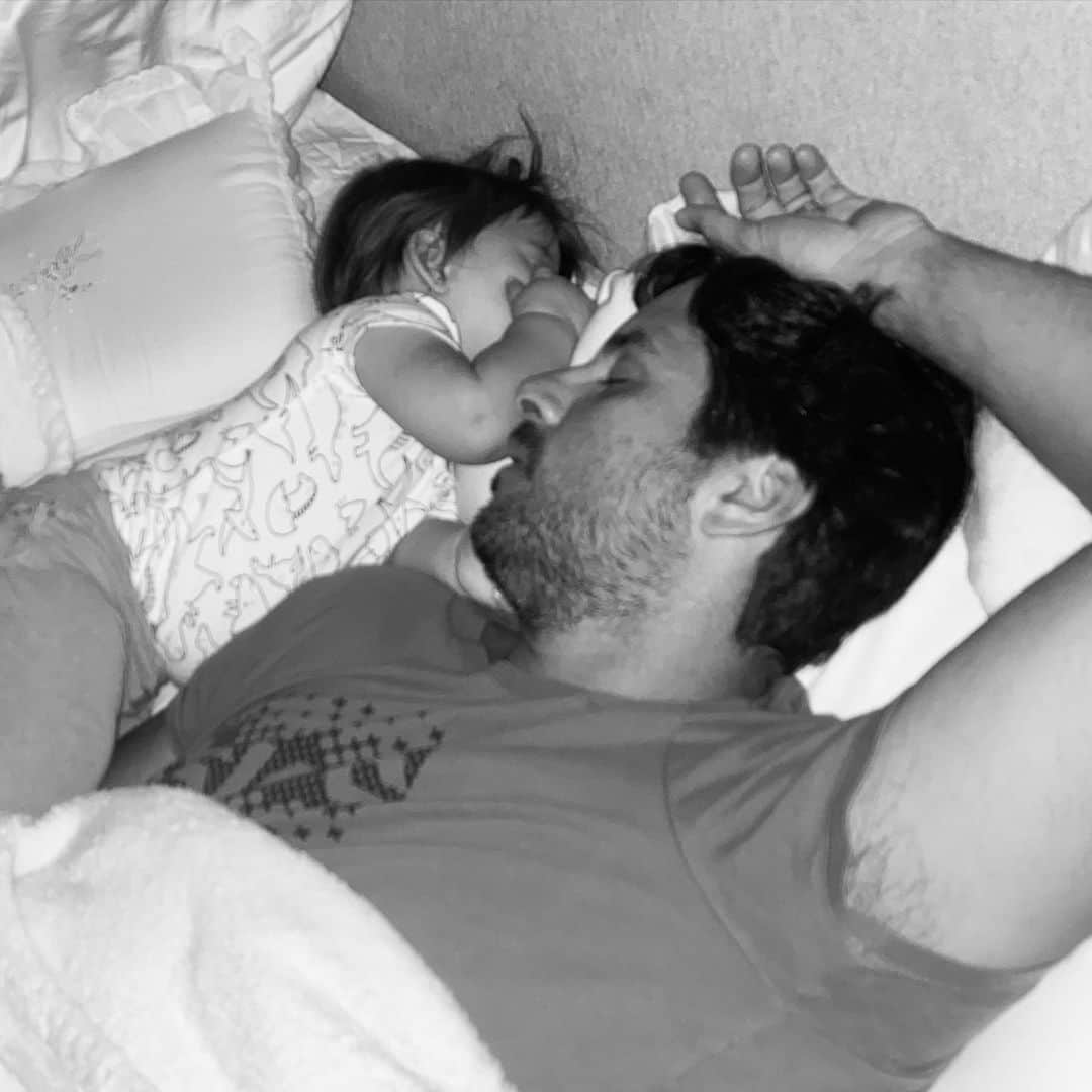 Claudia Leitteのインスタグラム：「Meu namorado na nossa cama e aquela não sou eu? Oh! 😱😱😱😱🤣Nunca pensei que essa cena me faria tão feliz! 🤣😍Parabéns, amor da minha vida! Agora, levanta e arruma a mesa na varanda porque hoje eu quero jantar fora! 🤣 @mmpedreira é O NAMORADO mais lindo e o PAI mais gato do planeta!」