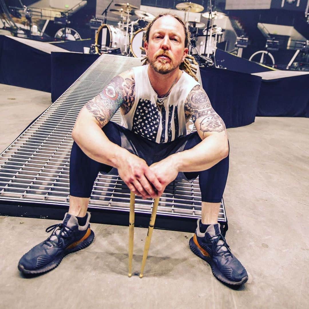 Shinedownさんのインスタグラム写真 - (ShinedownInstagram)「Happy Friday... Get after it my friends. Be strong, be YOU, be everything!  Always strive to be something better... @bkerchofficial  #campaignagainstnegativity #westandtall #atlasfalls #fridayfeels #riseup #kingkerch」6月13日 4時56分 - shinedown