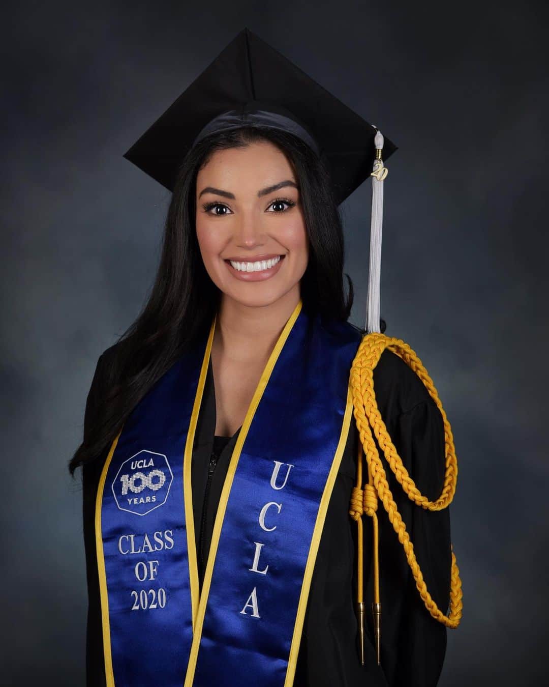 ゼリカ・シルバーのインスタグラム：「I got my high school diploma 2 years late. I enrolled at my local community college at 24, and 4 years later, here I am. I never had the intention of going to a university. My goal was to survive. College never seemed like a realistic option. My parents never mentioned it, and I never asked. Then one day, I got tired of being a dumbass and did something about it. I’m what you call a non-traditional first-generation student (More like zero gen). 👩🏻‍🎓 The point is, it’s never too late to change your journey. Wherever you come from or whatever you’ve been through, it does not mean a thing. I’ve been homeless, broke, suicidal, depressed, but I always kept going. I hope that some of you see this as the confirmation you needed to go for it. And yes, I did it for free, through scholarships and grants.  Thank You @ucla #classof2020 #ucla #uclatransfers」