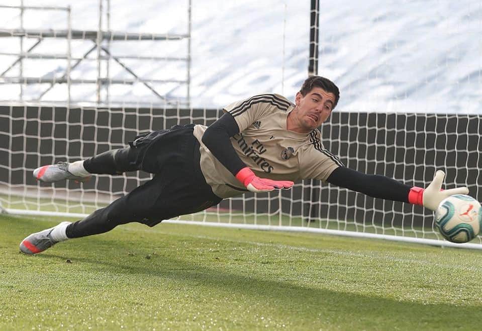 ティボ・クルトゥワのインスタグラム：「Con ganas de entrar en acción! Vamos! #HalaMadrid」