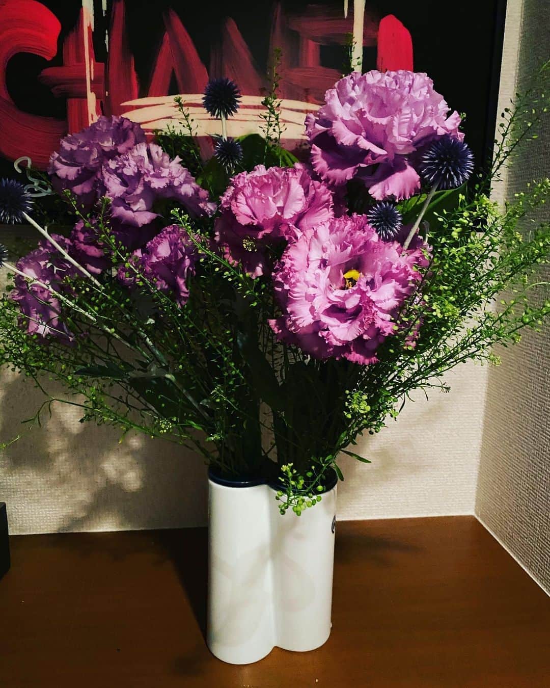 熊切あさ美さんのインスタグラム写真 - (熊切あさ美Instagram)「事務所の社長さんやお世話になっている方からお誕生日に頂いたお花のおかげで お部屋が明るくなり幸せ🥰 お花っていくつになっても大好き🥰 今日はコロナで出来なかったお仕事☺️ 少しずつ少しずつ 感謝をしながら今日も頑張ってきます☺️ #flowers  #お花のある暮らし  #お花好きな人と繋がりたい  #happy #instagood  #ありがとう」6月13日 5時46分 - asami_kumakiri