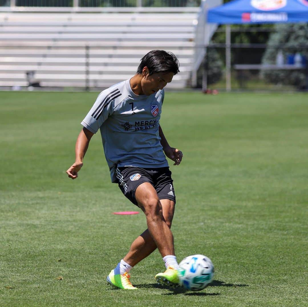 久保裕也さんのインスタグラム写真 - (久保裕也Instagram)「練習きついけどやっぱりサッカー楽しい⚽️✌️」6月13日 5時50分 - kuboyuya31