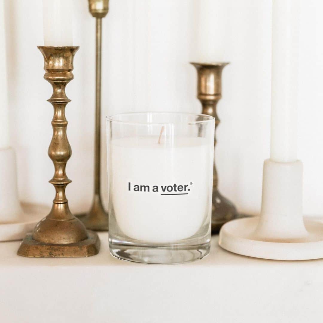 ローレン・コンラッドのインスタグラム：「Sharing a candle from our @thelittlemarket collaboration with @iamavoter. For every candle sold, we will donate $18 to #iamavoter, a non-partisan movement with a goal of creating a cultural shift around voting and civic engagement by unifying around a central truth: our democracy works best when we all participate. They provide essential resources including voter registration tools and election reminders, and work to empower individuals with the knowledge and confidence needed to vote on Election Day. Find the candle at the link in my bio. x Lauren」