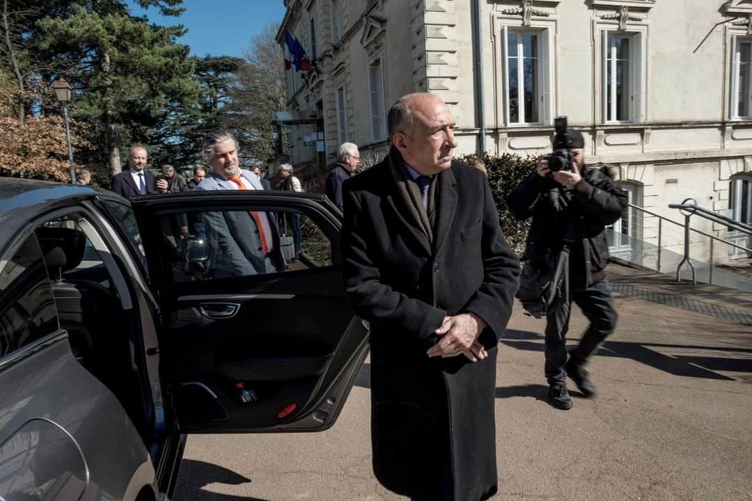 ルモンドさんのインスタグラム写真 - (ルモンドInstagram)「Au soir du premier tour des élections municipales, le 15 mars, Gérard Collomb, qui briguait la métropole du Grand Lyon, est arrivé en quatrième position. Derrière les Verts, la droite, et son ancien bras droit, David Kimelfeld, président de la métropole (LRM) sortant, parti en dissident. Même dans son fief du 9e arrondissement, le maire a été largement devancé par son adversaire écologiste, Camille Augey, 28 ans. Un désaveu cinglant pour celui qui, en vingt ans, a métamorphosé la ville et contribué à faire de cette métropole de 1,5 million d’habitants et 59 communes, créée en 2015, l’une des plus puissantes de France. Gérard Collomb, qui s’est muré dans le silence pendant le confinement, a encaissé l’affront. Avant de tenter une ultime manœuvre pour le second tour, en s’alliant avec la droite, qu’il a toujours combattue. Le 28 mai, l’ancien ministre de l’intérieur a dévoilé un accord surprise avec le président Les Républicains (LR) de la région Auvergne-Rhône-Alpes, Laurent Wauquiez : il renonce à briguer la présidence du Grand Lyon au profit du sénateur LR François-Noël Buffet, tandis que le candidat LR à la mairie, Etienne Blanc, s’efface derrière le poulain du maire de Lyon, l’ancien gymnaste Yann Cucherat. Destiné à barrer la route à ses anciens alliés de la gauche plurielle, avec lesquels il gouverne pourtant depuis 2001, l’accord a suscité l’indignation, à Lyon ou à Paris. « Une ligne rouge a été franchie », a jugé le patron de LRM, Stanislas Guerini, qui lui a aussitôt retiré l’investiture. - Le maire de Lyon, Gérard Collomb, après avoir voté au premier tour des élections municipales, le 15 mars. Photo : Bruno Amsellem (@brunoamsellem) / Divergence (@divergenceimages) #PourLeMonde - #Lyon #GerardCollomb #LRM」6月13日 6時16分 - lemondefr