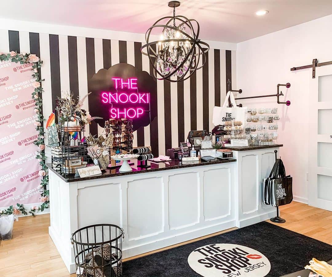 ニコール・ ポリッツィのインスタグラム：「MONDAY. @thesnookishop」