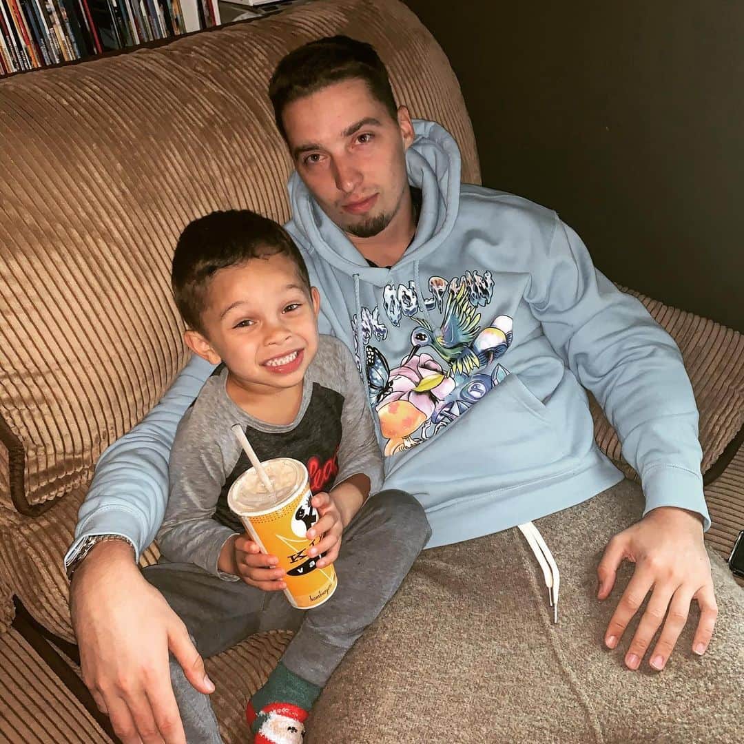 ブレイク・スネルのインスタグラム：「Mav’s headed to Hawaii, gonna miss my nephew 😔」