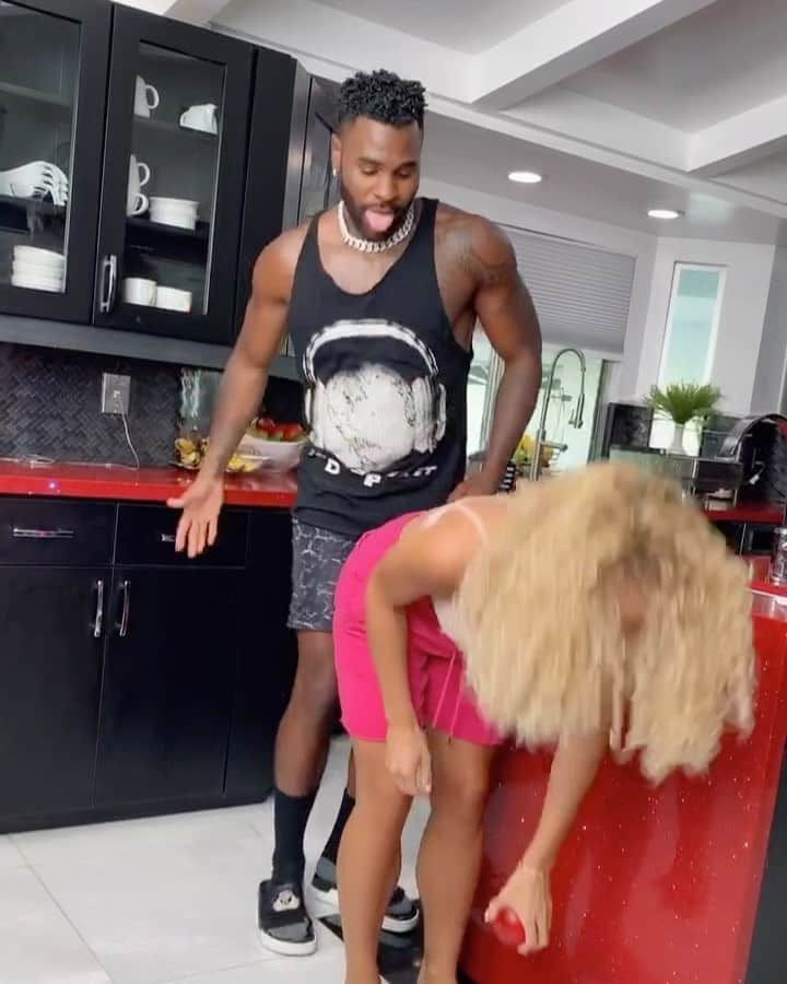 ジェイソン・デルーロのインスタグラム：「When she knows you too well 😂 @jenafrumes」
