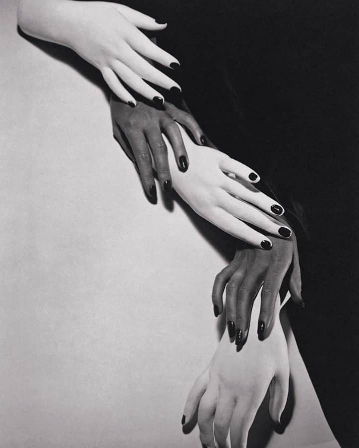 レベッカテイラーのインスタグラム：「All hands in.  Hands (1941) by Horst P. Horst, via @cultivated_curator」
