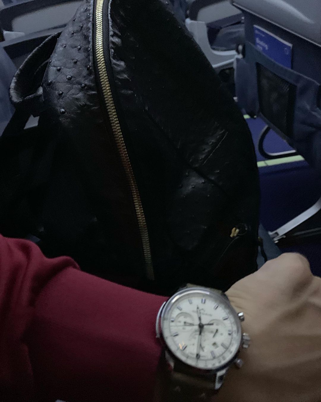 岡崎慎司のインスタグラム：「Back to win  Back to huesca with my partner🎒⌚️」