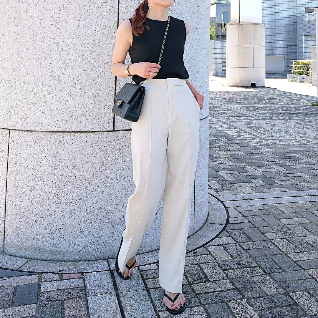 nori0620のインスタグラム：「uniqloの#ハイウエストワイドパンツ  またの名を美脚パンツと勝手に呼んでおります♪  他のハイブランドでは一万円以上してもおかしくないアイテム 商品入れ替えのタイミングで、千円ちょっとで✨  日傘片手にベビーカー、かご片手にベビーカー………気付いたらなんとたくましい二の腕……！💭 この日も上下uniqloさんでした🖤  #tops #pants @uniqlo #sandal @gu_global #bag  @chanelofficial  #instafashion #fashiongram #fashionsnap #outfit #code #ファッション #コーデ #シンプル #uniqloginza2020ss #uniqlo#コットンノースリーブt #ハイウエストワイドパンツ #上下ユニクロ#gu#トングサンダル#chanel #ママファッション#ママコーデ #mamafashion#プチプラファッション #locari #mineby3m」